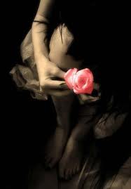 thieu_nu_hoa_hong