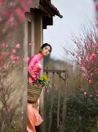 thieu_nu_va_gio_hoa