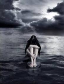 thieu_nu_guc_mat_tren_bai