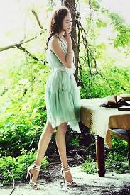 thieu_nu_ao_dam_xanh