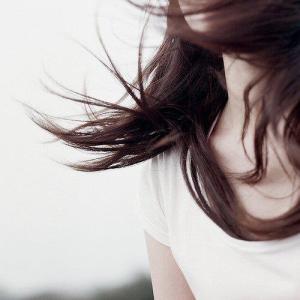 thieu_nu_toc_bay_trong_chieu