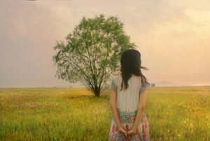 thieu_nu_tren_canh_dong