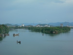 song_huong_nhin_tu_cau-cho_dinh