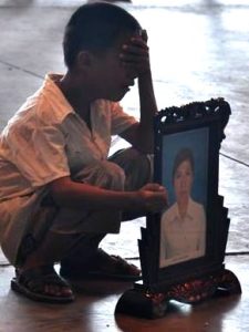 be_tho_cam_di_anh_me