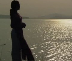 thieu_nu_dung_ben_song