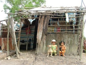 tre_tho_truoc_nha_la