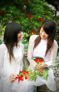 nu_sinh_va_hoa_phuong