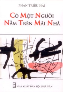 bia_co_mot_nguoi_nam_tren_mai_nha