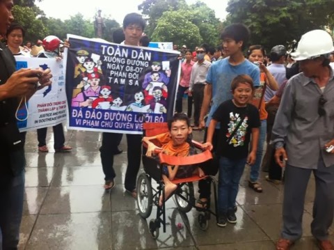 thanh_nien_bieu_tinh_chong_tq