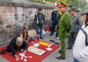 ong_do_bi_cong_an_duoi