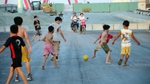 tre_con_choi_da_banh