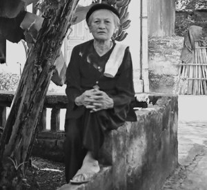 me_gia_ngoi_truoc_san