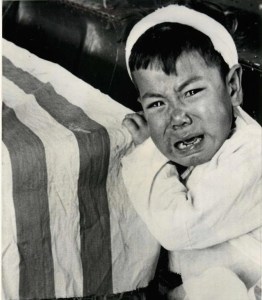 be_tho_khoc_canh_quan_tai