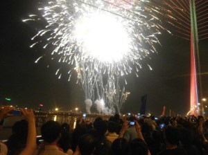 phao_hoa_no_rop_troi