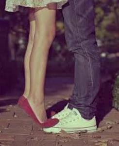 thieu_nu_kieng_chan_hon_nguoi_yeu