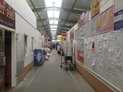 ben_trong_day_hang_cho_dong_xuan_berlin