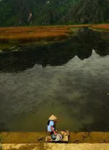 thieu_nu_giat_ao_ben_song