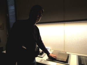 dat_tay_len_ngoi_bi_bom