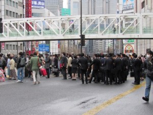 nhat_ban-dan_di_lam_qua_duong