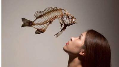 thieu_nu_nhin_ca_chet