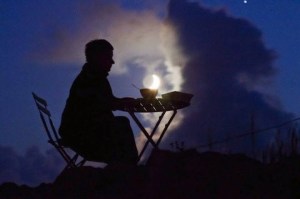 nguoi_ngoi_tren_bai_mua_trang