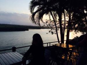 thieu_nu_ngoi_quan_ben_song