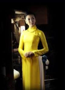 thieu_nu_ao_dai_vang