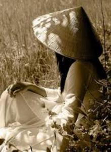 thieu_nu_ao_dai_non_la