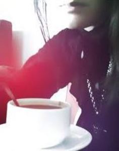 thieu_nu_ben_tach_ca_phe